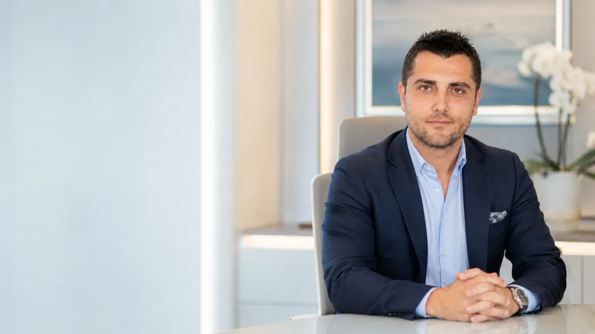 Üroloji Uzmanı Op. Dr. Cem Özlük, Antalya Lara muayenehanesinde