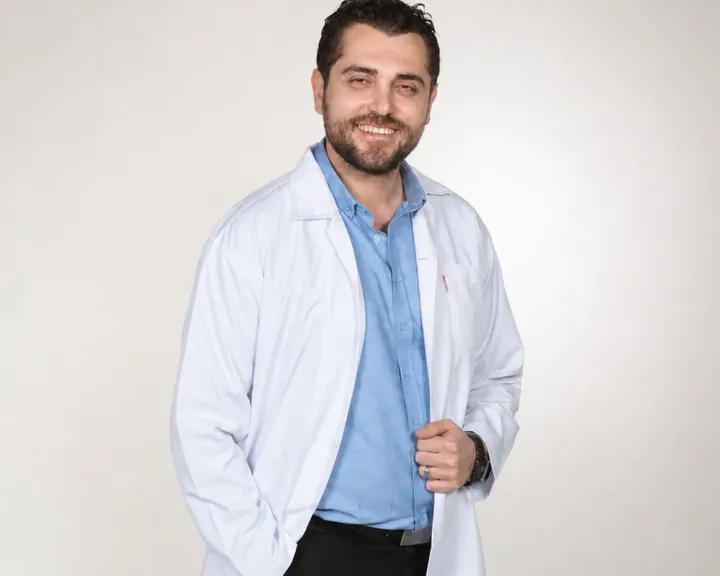 Op. Dr. Cem Özlük muayenehane çalışma ortamında
